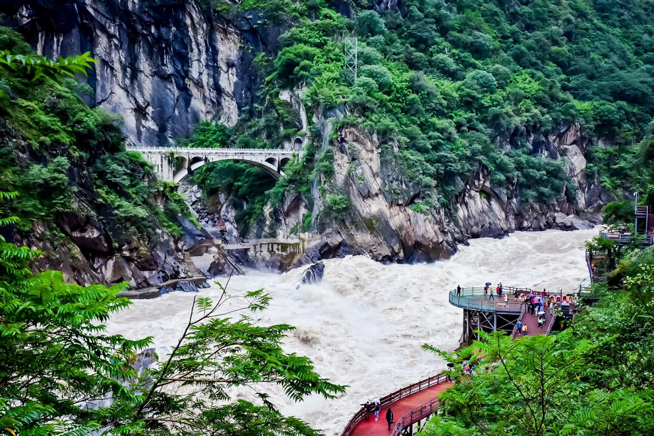 虎跳峡——中国最深的峡谷之一
