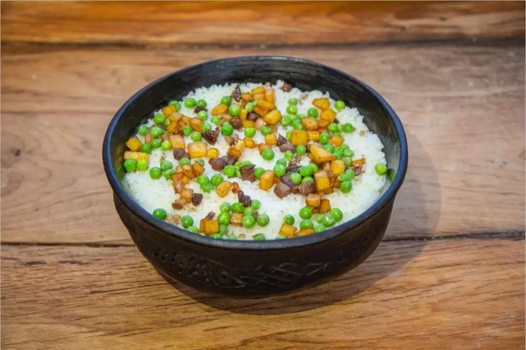 土锅聚福饭(土锅焖饭)——藏语“阿妈央宗森”