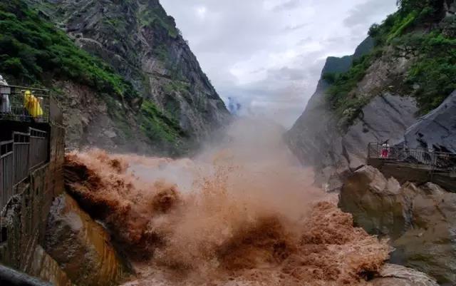 游览香格里拉需要2—3天，若喜爱徒步，可到虎跳峡与雨崩，加起来4~5天可完成行程