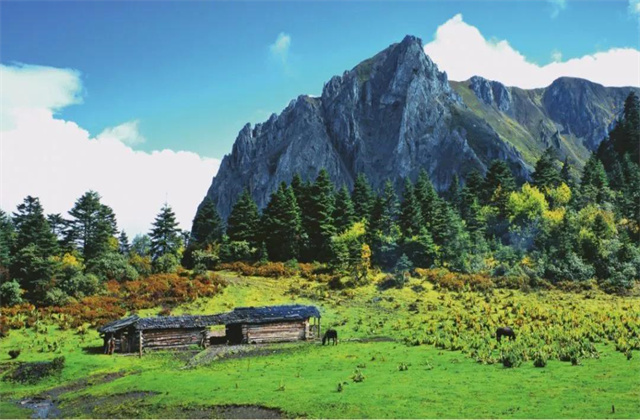 美丽香格里拉雪山下享乐避暑胜地