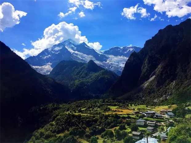 云南旅游,云南旅行社,云南团建公司,云南策划公司,云南会议会展,云南活动执行,香格里拉旅游,香格里拉旅行社,香格里拉团建公司,香格里拉策划公司,香格里拉活动执行：香格里拉，大自然最动人的诗篇