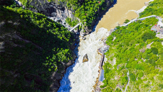 云南旅游,云南旅行社,云南团建公司,云南策划公司,云南会议会展,香格里拉旅游,香格里拉旅行社,香格里拉团建公司,香格里拉策划公司,香格里拉会议会展：夏季虎跳峡，主打一个“心跳”