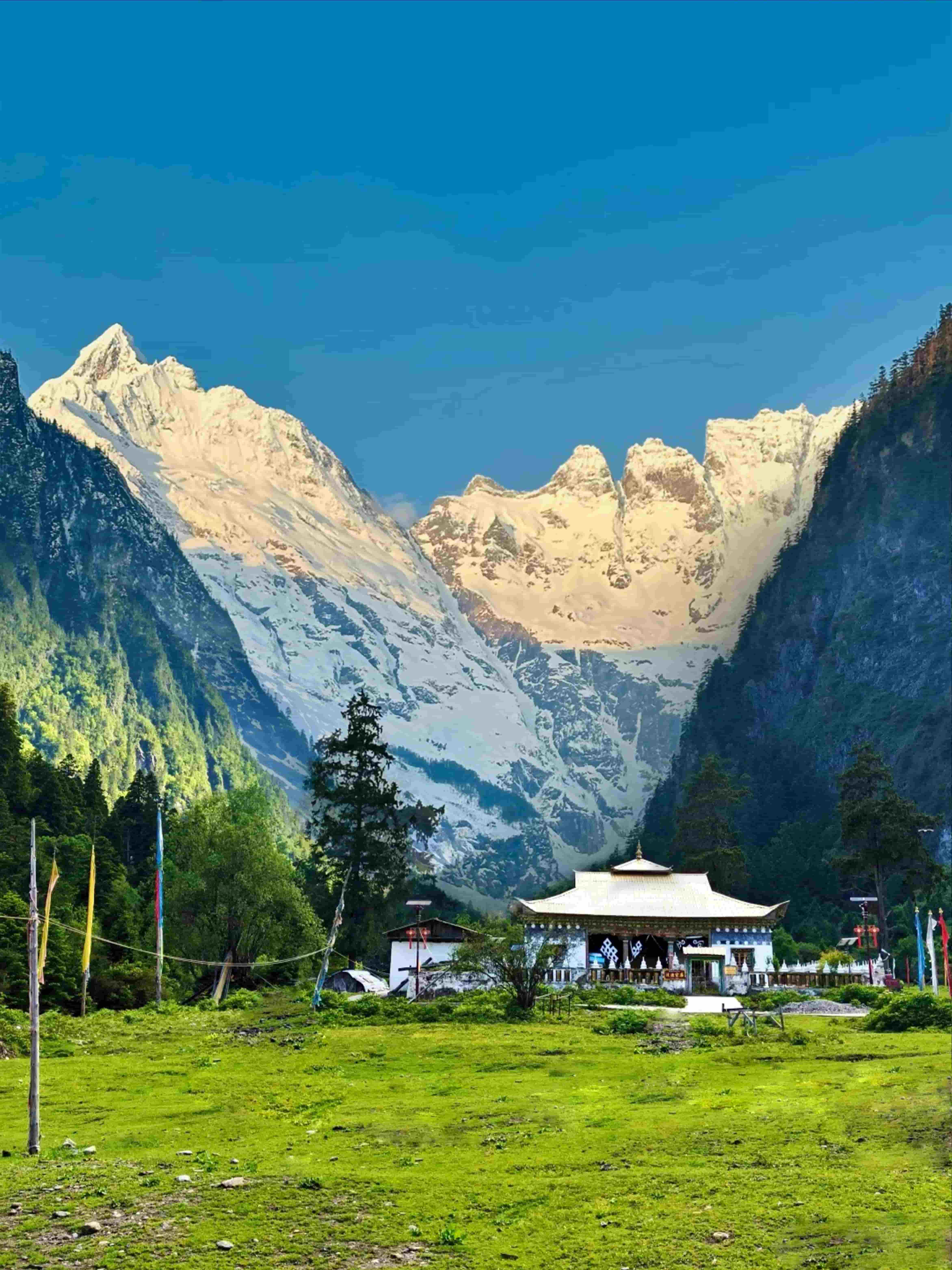 香格里拉旅游,香格里拉会议会展策划雨崩：徒步梅里雪山脚下,邂逅隐世桃源的诗与远方