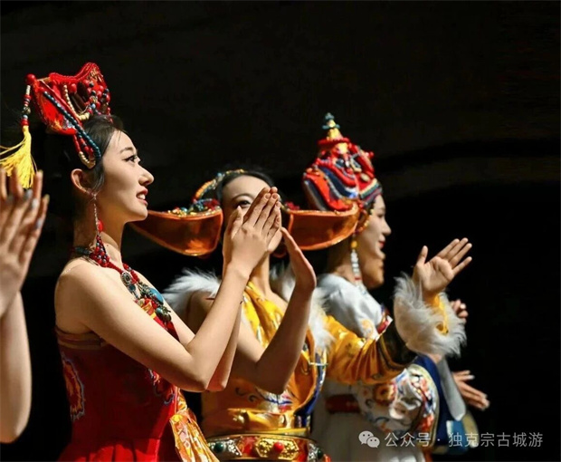 香格里拉旅游：8月10日，去独克宗花巷内听雪山讲故事｜《心中的日月》重磅回归