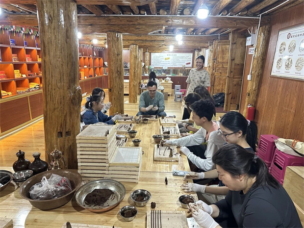 香格里拉旅游：对话传承人｜ 藏香传承人斯那永宗：以香为媒，点亮高原妇女梦想